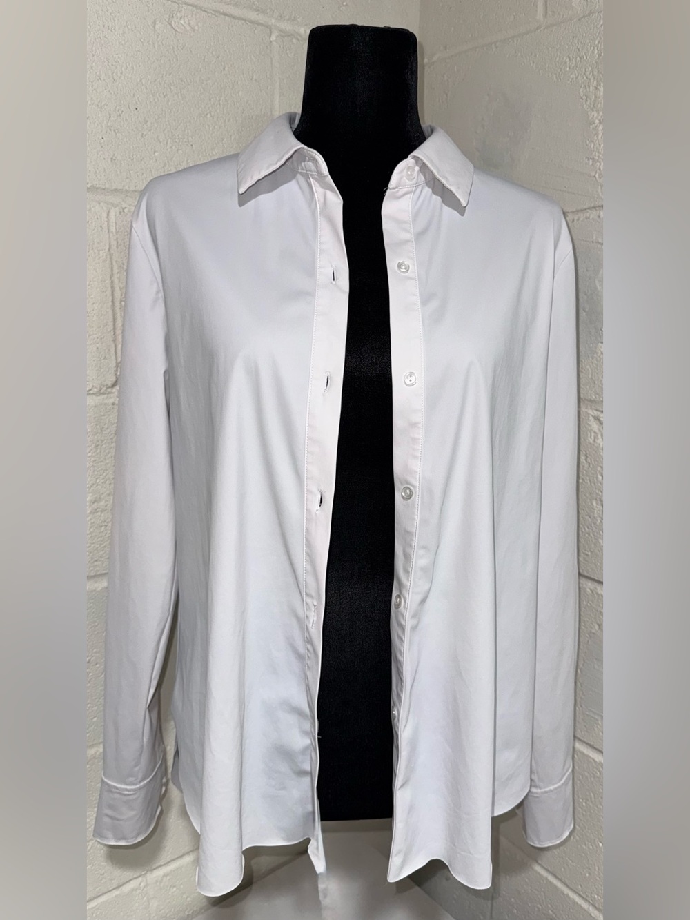 Lyssé White Long Sleeve Button Up Shirt Blouse Stretch Classic M
